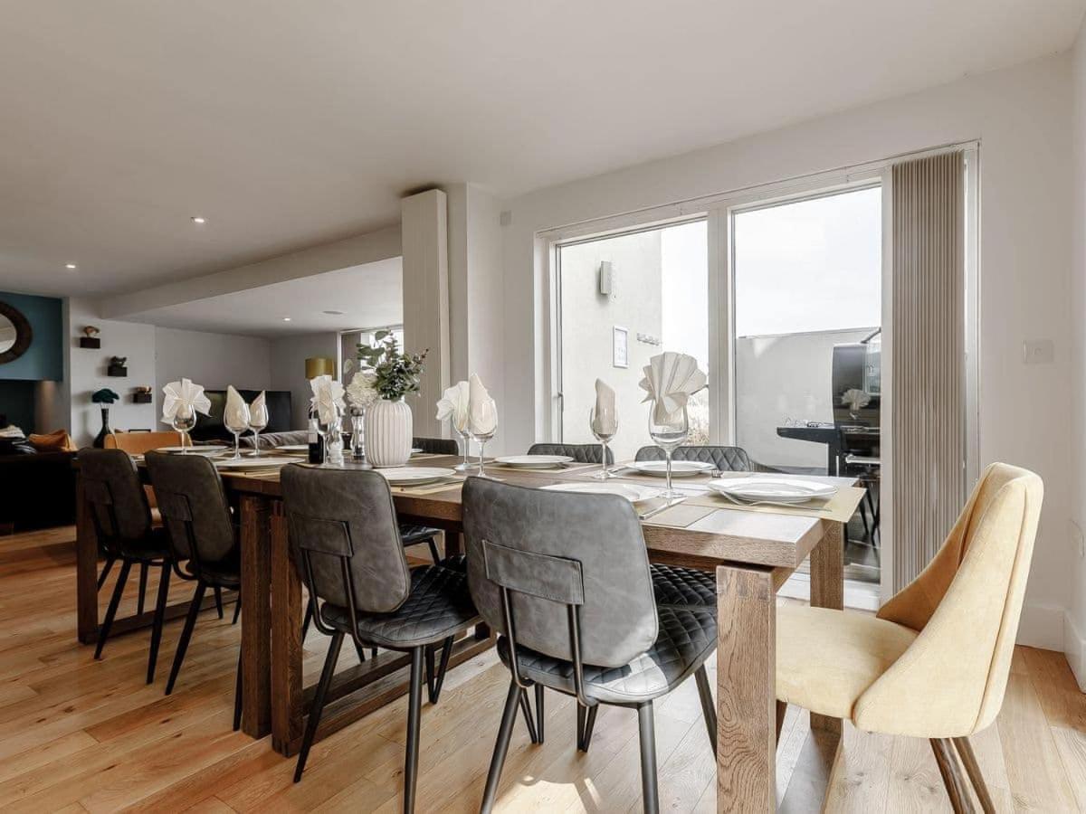 Cotswolds Lakehouse, With Hot Tub & Spa Access, Lower Mill Estate Somerford Keynes 外观 照片