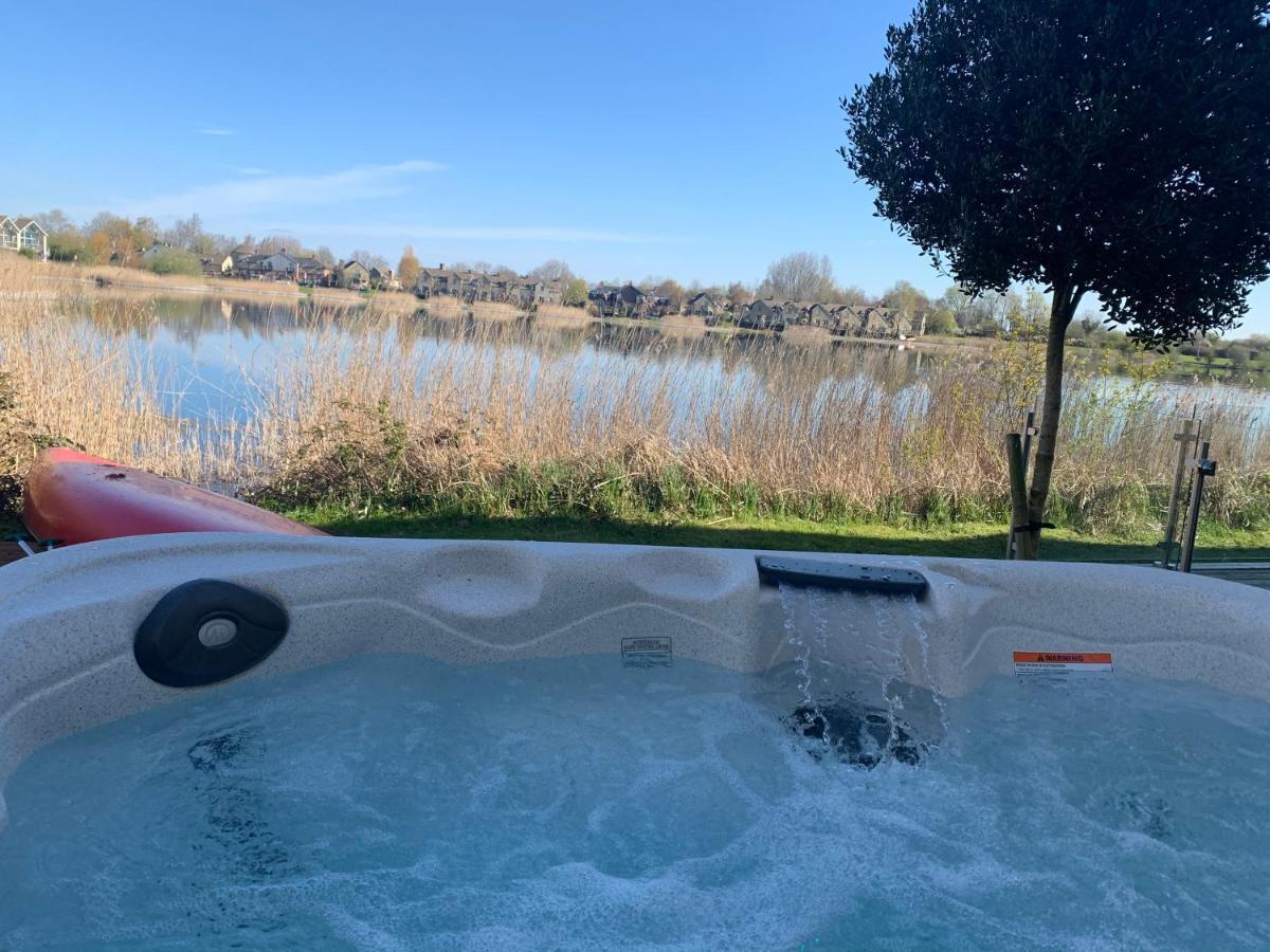 Cotswolds Lakehouse, With Hot Tub & Spa Access, Lower Mill Estate Somerford Keynes 外观 照片