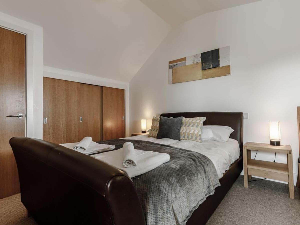 Cotswolds Lakehouse, With Hot Tub & Spa Access, Lower Mill Estate Somerford Keynes 外观 照片