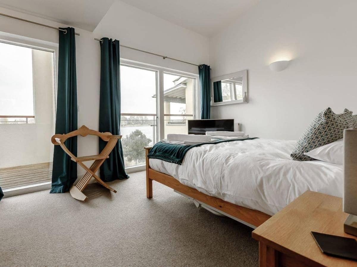 Cotswolds Lakehouse, With Hot Tub & Spa Access, Lower Mill Estate Somerford Keynes 外观 照片