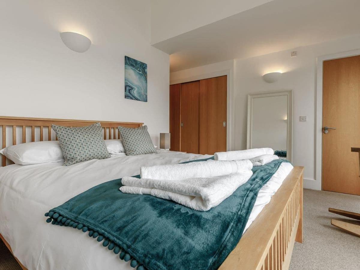 Cotswolds Lakehouse, With Hot Tub & Spa Access, Lower Mill Estate Somerford Keynes 外观 照片
